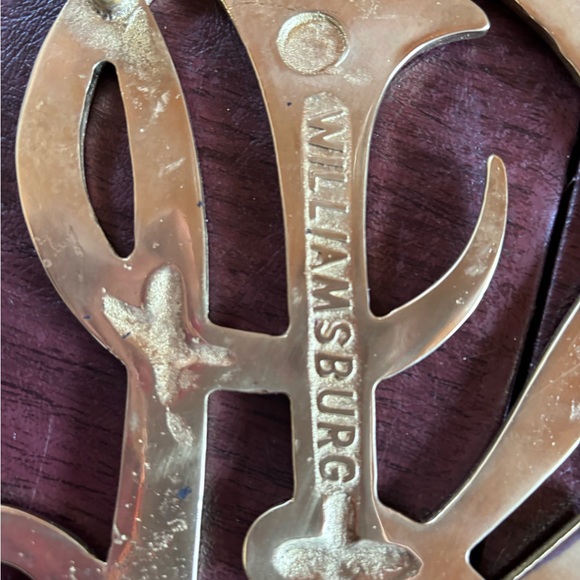 Virginia Metalcrafters vintage 1950’s brass Queen Anne cypher footed trivet - Picture 5 of 7